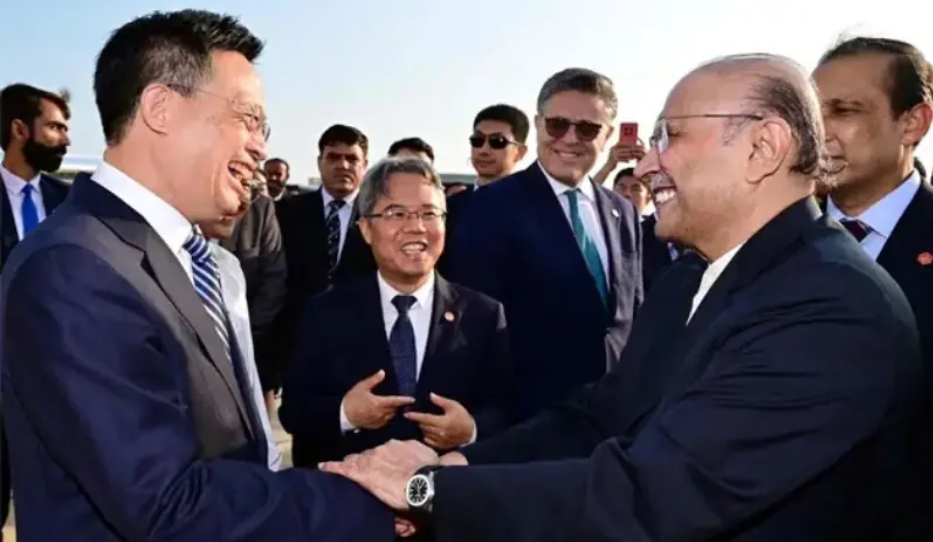 PRESIDENT Asif Ali Zardari being seen off by Wang Qiyang, party secretary of the Communist Party of China, Hainan, at Sanya Airport.—APP